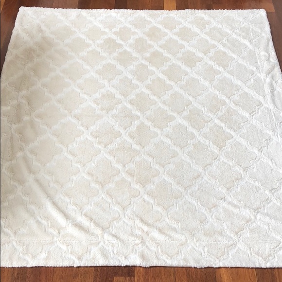 THRO by Mario Lorenz Other - White patterned plush throw blanket THRO by Mario Lorenz Other - White patterned plush throw blanket